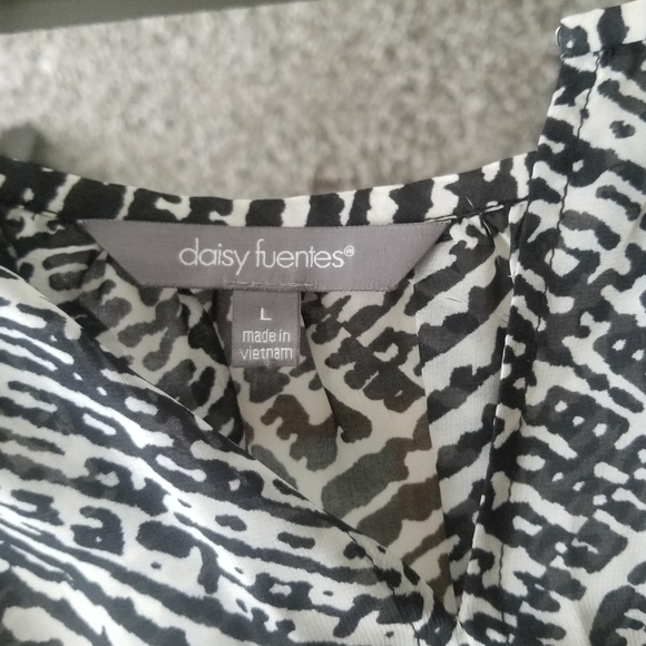 Daisy Fuentes Sheer Large Women's Top Tribal Print - Picture 2 of 3